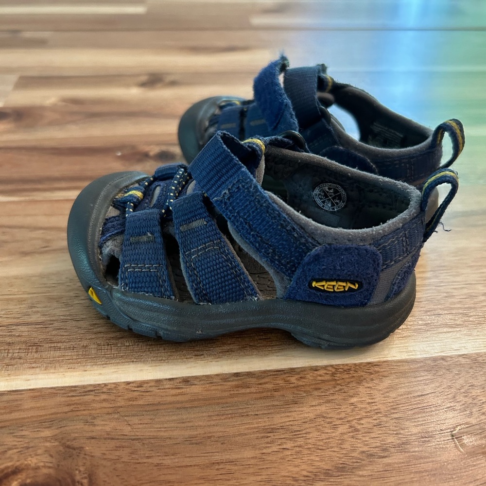 Size 4 blue keen toddler sandals